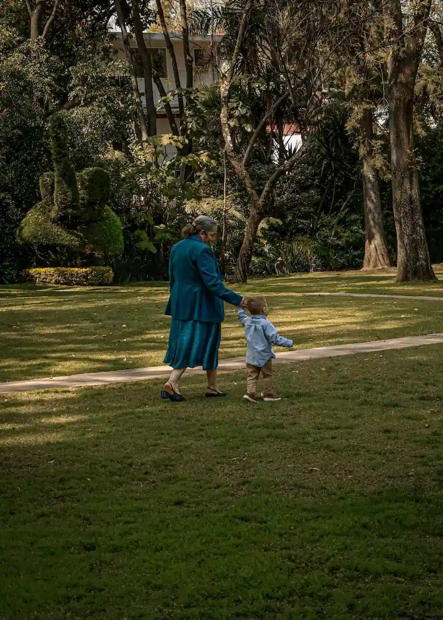 Pareja de adultos mayores disfrutando su tiempo juntos, representando la tranquilidad de una pensión bien planificada.